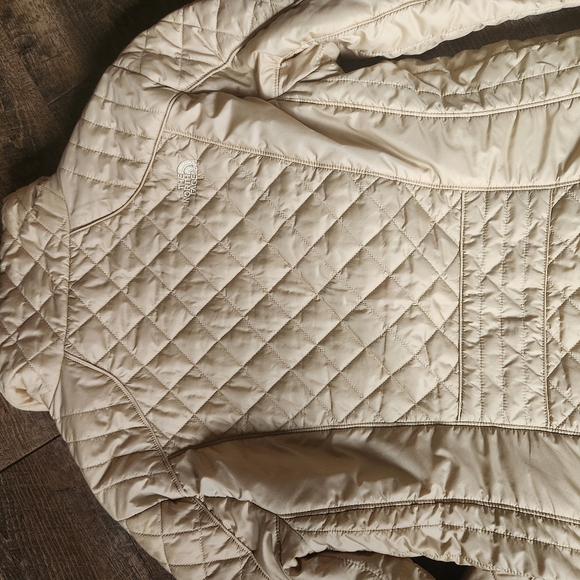 Ladies North Face winter coat, gold in color, nice condition! Sz. Large - Picture 6 of 8